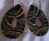 Boucles d'oreilles vegane et écologique en forme de goutte en bois multicolore muni d'un fermoir crochet, forme goutte, goutte, fermoir crochet